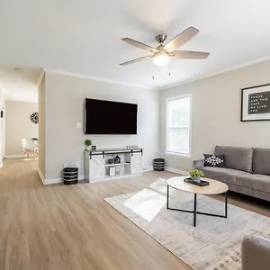 Modern Stunning Southpark/cotswold Home! Holiday home