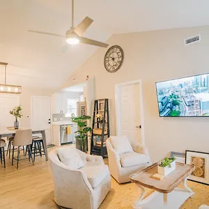 Retreat - 4 Bedroom Oasis With King & Private Yard Near Downtown Holiday home