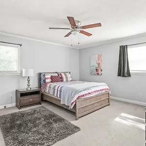 Charming, Cozy Close To Uptown, Airport & Whitewater Center Holiday home